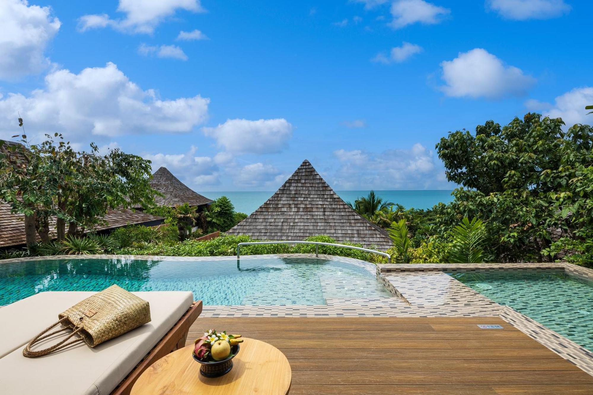 Villa con piscina y vistas parciales al mar